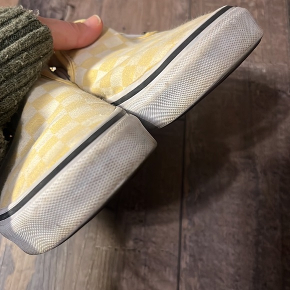 (8) Women’s Vans Checkered Pale Yellow & White Slip On Sneakers - Picture 4 of 10